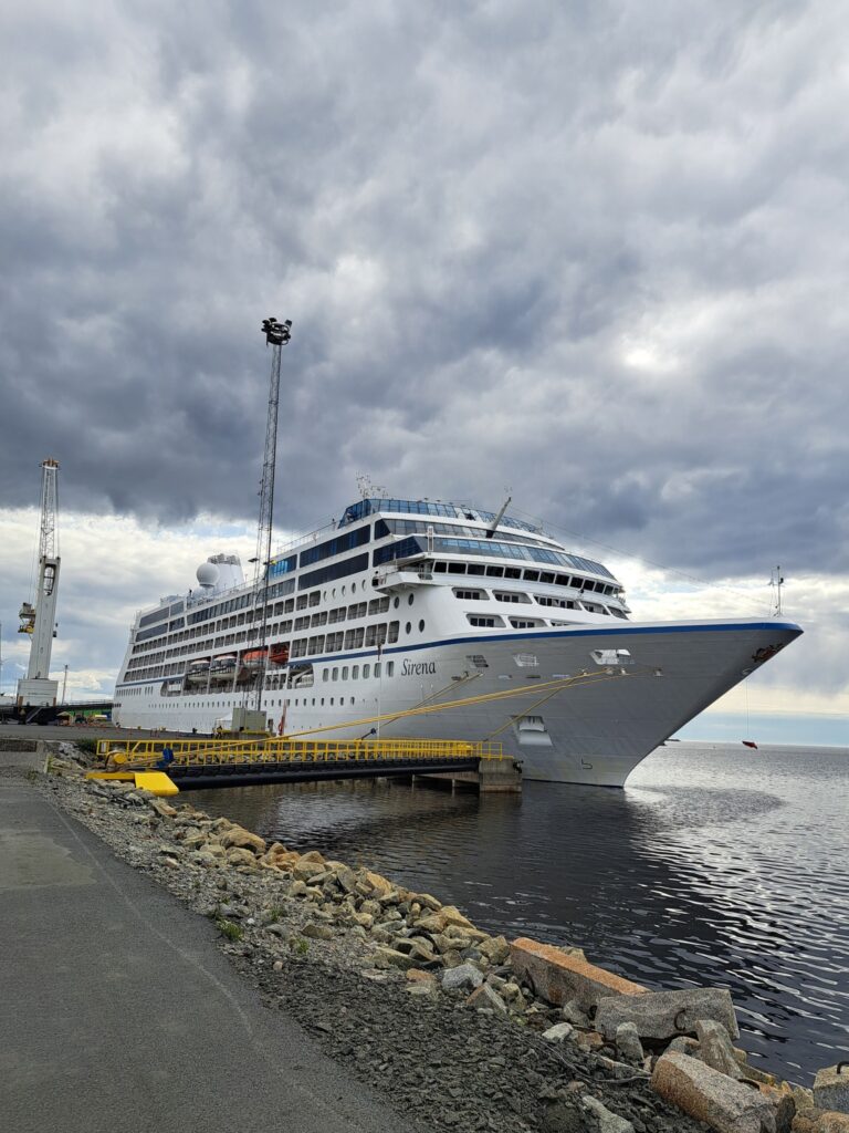 Valtameriristeilijä Sirena kuvattuna Kemin Ajoksen satamassa juhannuksena 2025.